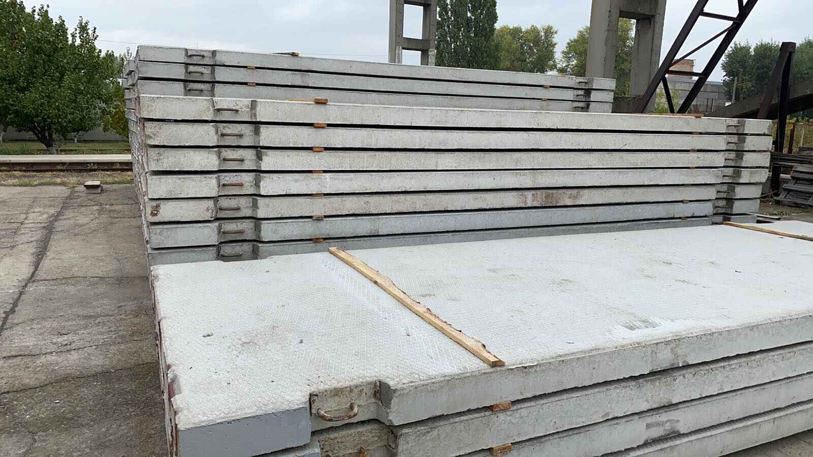 Складування бетонних плит для дорожнього покриття